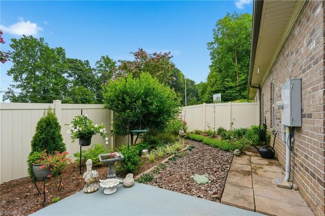 1009 Beechcrest Drive, Kernersville, NC 27284