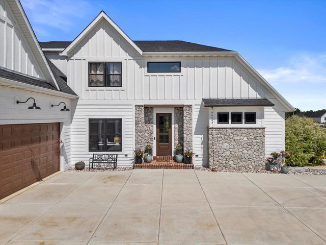 S53W26764 Gemstone COURT, Waukesha, WI 53189