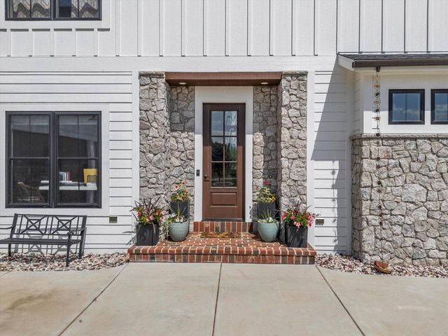 S53W26764 Gemstone COURT, Waukesha, WI 53189