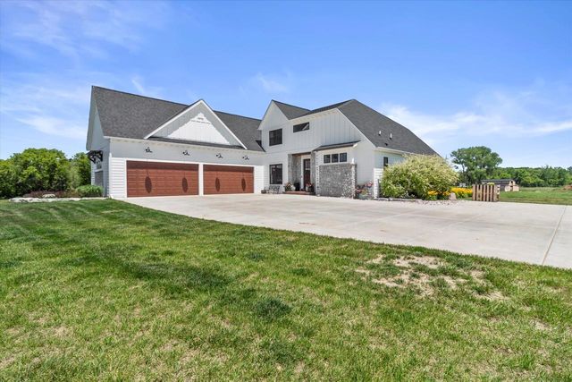 S53W26764 Gemstone COURT, Waukesha, WI 53189