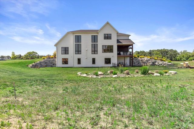 S53W26764 Gemstone COURT, Waukesha, WI 53189