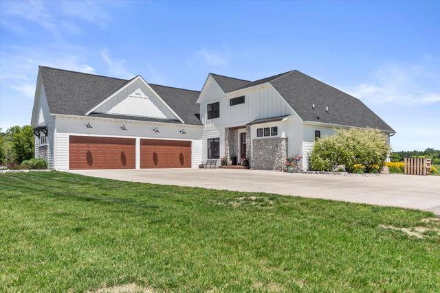 S53W26764 Gemstone COURT, Waukesha, WI 53189