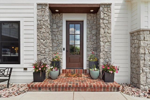 S53W26764 Gemstone COURT, Waukesha, WI 53189