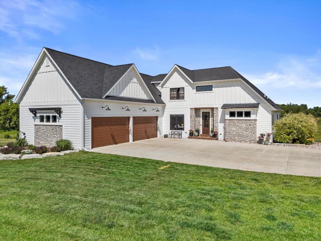 S53W26764 Gemstone COURT, Waukesha, WI 53189