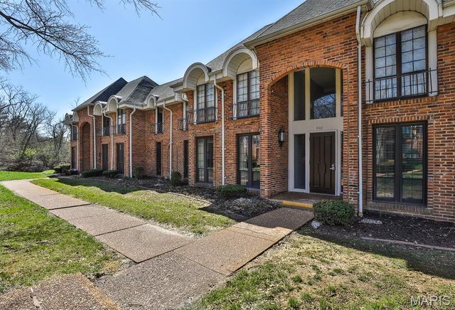 922 N Claytonbrook Drive 1, Ballwin, MO 63011