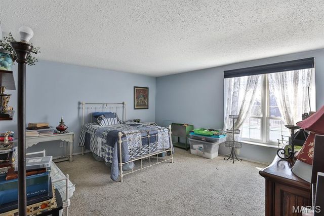 922 N Claytonbrook Drive 1, Ballwin, MO 63011