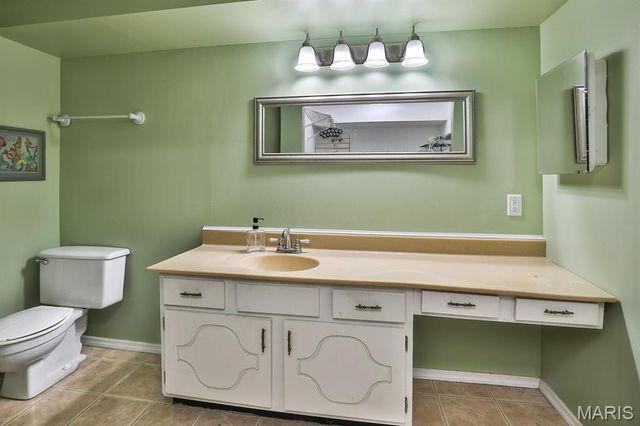 922 N Claytonbrook Drive 1, Ballwin, MO 63011