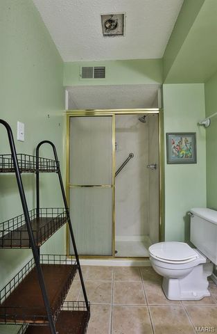 922 N Claytonbrook Drive 1, Ballwin, MO 63011