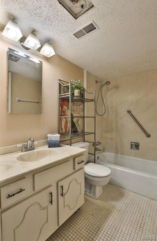 922 N Claytonbrook Drive 1, Ballwin, MO 63011