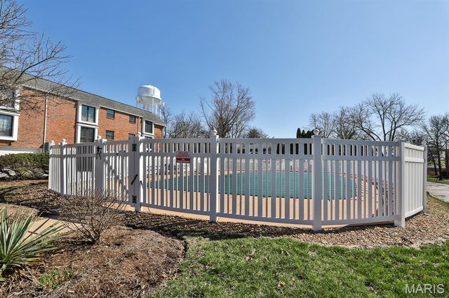 922 N Claytonbrook Drive 1, Ballwin, MO 63011