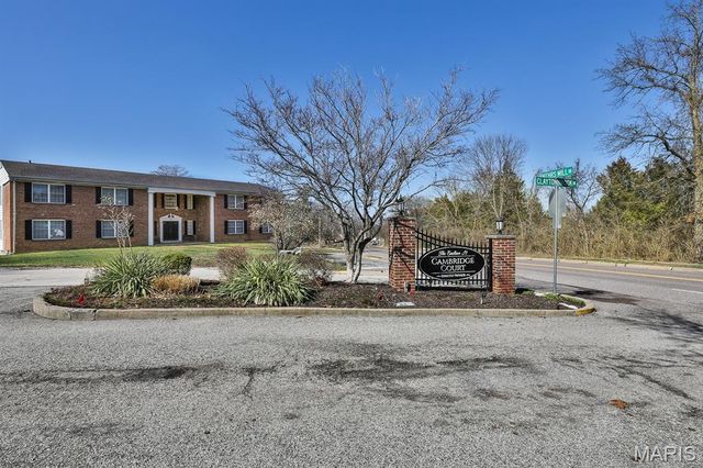 922 N Claytonbrook Drive 1, Ballwin, MO 63011