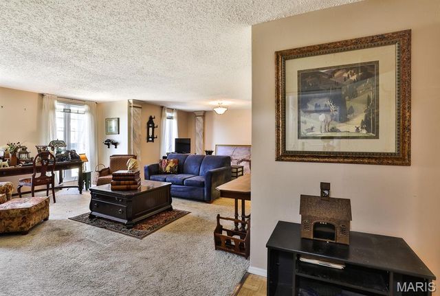 922 N Claytonbrook Drive 1, Ballwin, MO 63011