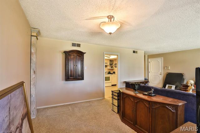 922 N Claytonbrook Drive 1, Ballwin, MO 63011