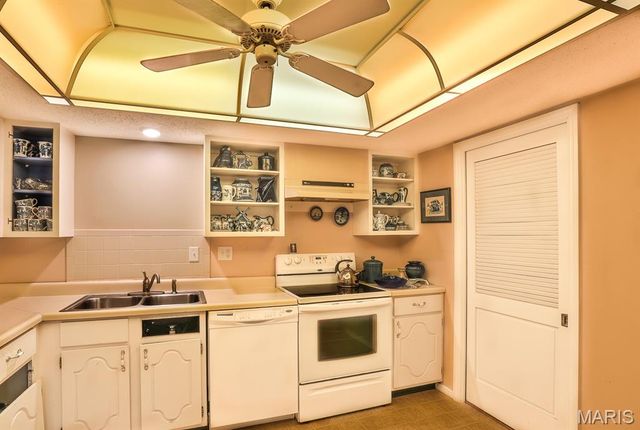 922 N Claytonbrook Drive 1, Ballwin, MO 63011