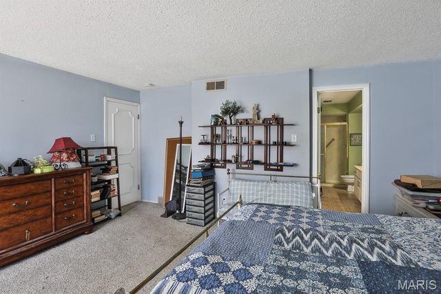 922 N Claytonbrook Drive 1, Ballwin, MO 63011