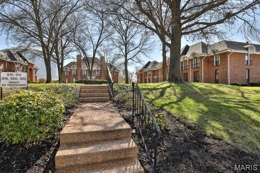 922 N Claytonbrook Drive 1, Ballwin, MO 63011