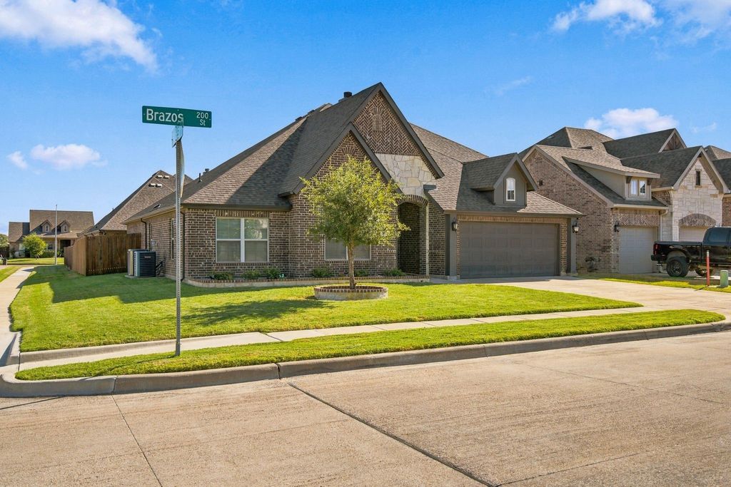 288 Brazos Street, Burleson, TX 76028 — photo 2