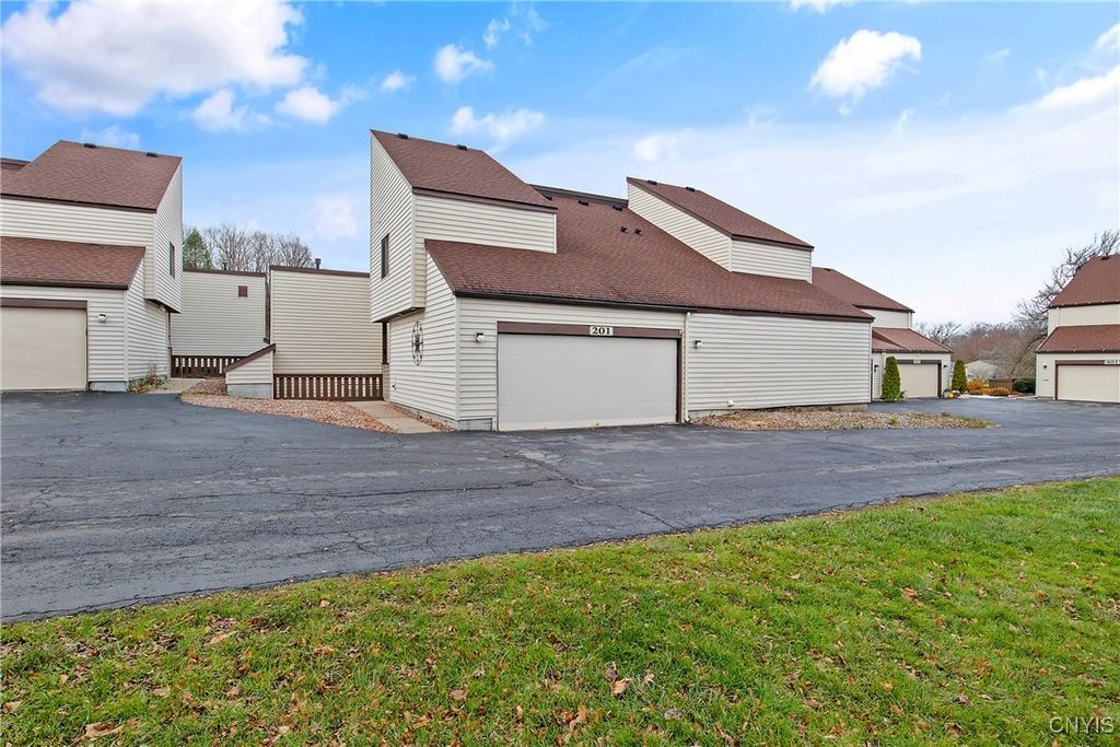 201 Woburn Drive, Camillus, NY 13031