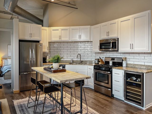 1901 E Hennepin Avenue 104, Minneapolis, MN 55413