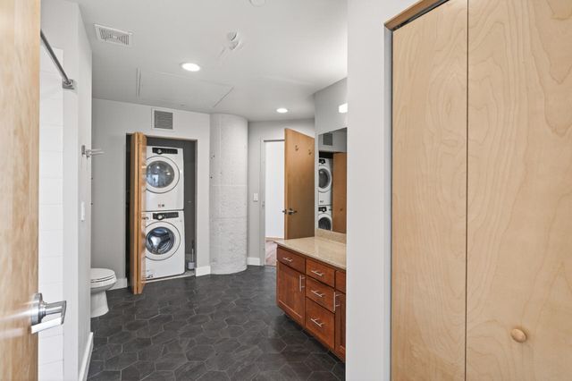 1901 E Hennepin Avenue 104, Minneapolis, MN 55413