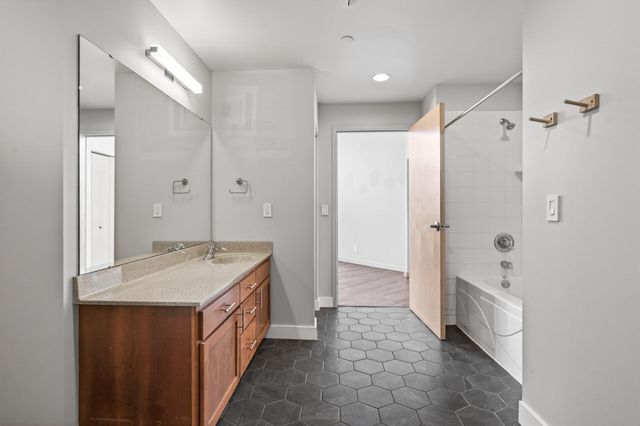 1901 E Hennepin Avenue 104, Minneapolis, MN 55413