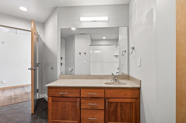 1901 E Hennepin Avenue 104, Minneapolis, MN 55413