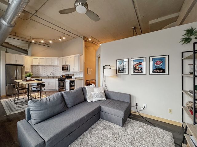 1901 E Hennepin Avenue 104, Minneapolis, MN 55413