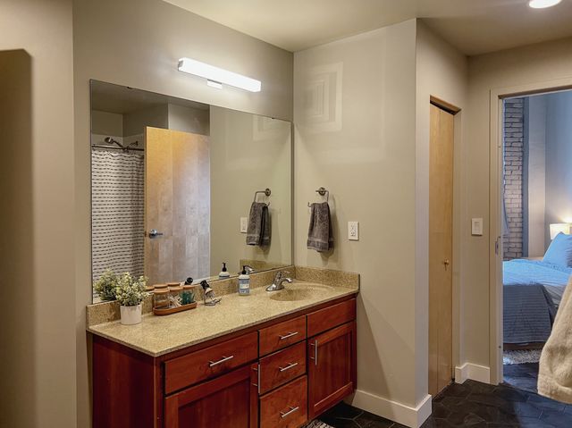 1901 E Hennepin Avenue 104, Minneapolis, MN 55413