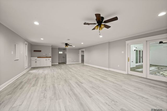 1055 Alameda Dr, Baton Rouge, LA 70815