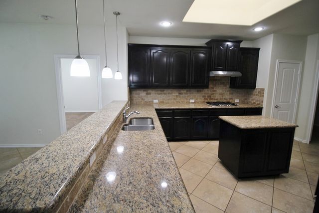 1205 Crest Ridge Drive, Glenn Heights, TX 75154