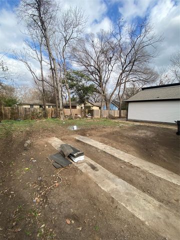 2807 Silkwood Street, Dallas, TX 75215