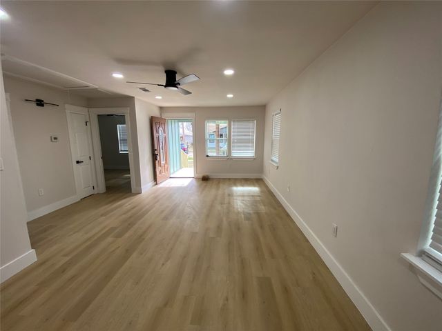 2807 Silkwood Street, Dallas, TX 75215