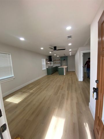 2807 Silkwood Street, Dallas, TX 75215