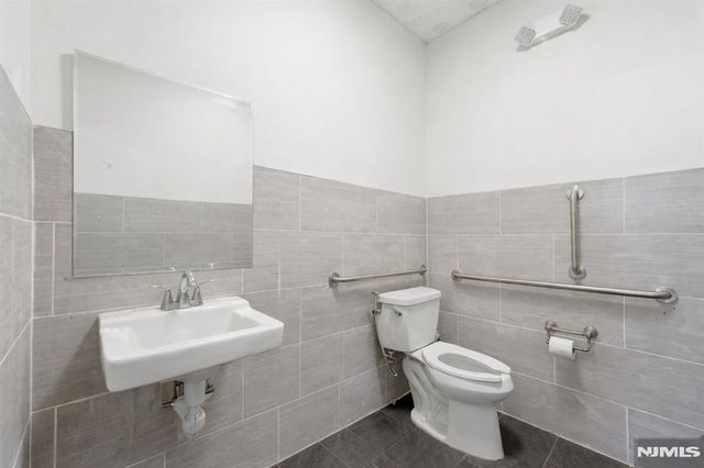 27-16 Broadway, Fair Lawn, NJ 07410