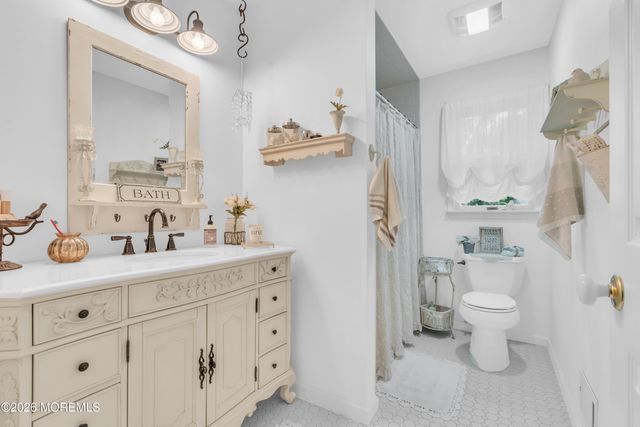 901 Roundtree Drive, Toms River, NJ 08753