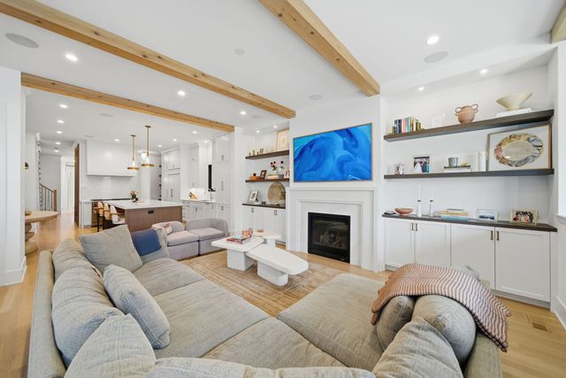 2228 N Southport Avenue, Chicago, IL 60614