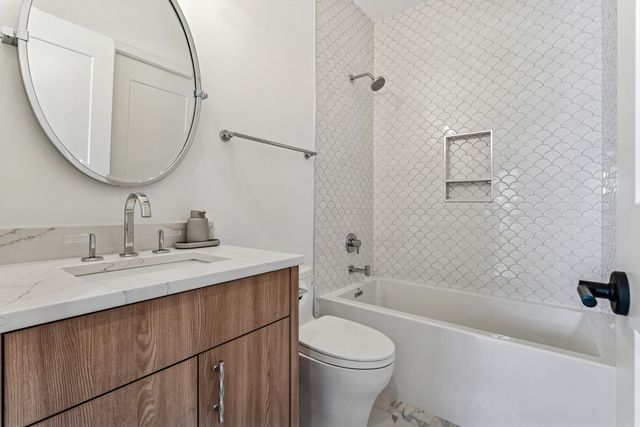 2228 N Southport Avenue, Chicago, IL 60614