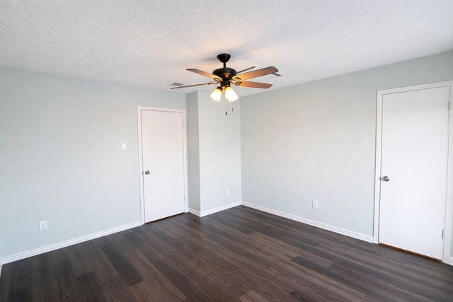 16 W Lane Creek 2, Grand Prairie, TX 75052