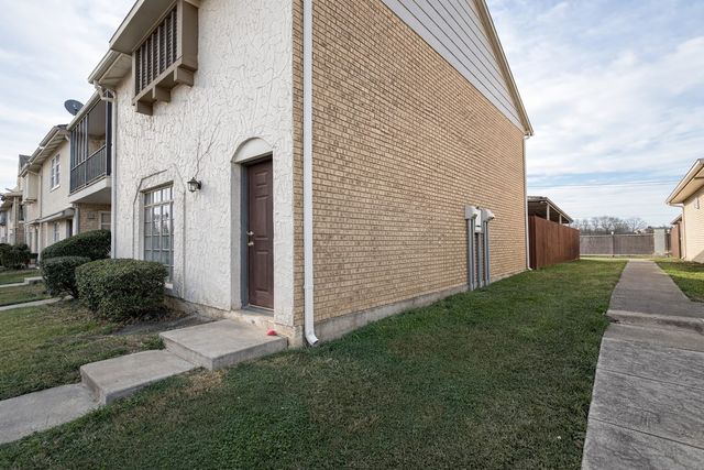 16 W Lane Creek 2, Grand Prairie, TX 75052