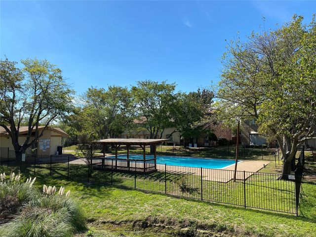 16 W Lane Creek 2, Grand Prairie, TX 75052