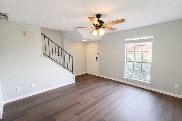 16 W Lane Creek 2, Grand Prairie, TX 75052