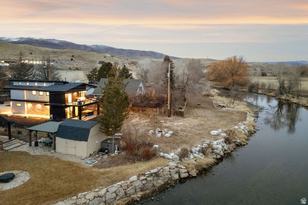 Image 5 of property listing at 2650 S LAKESIDE DR, Wanship, UT 84017