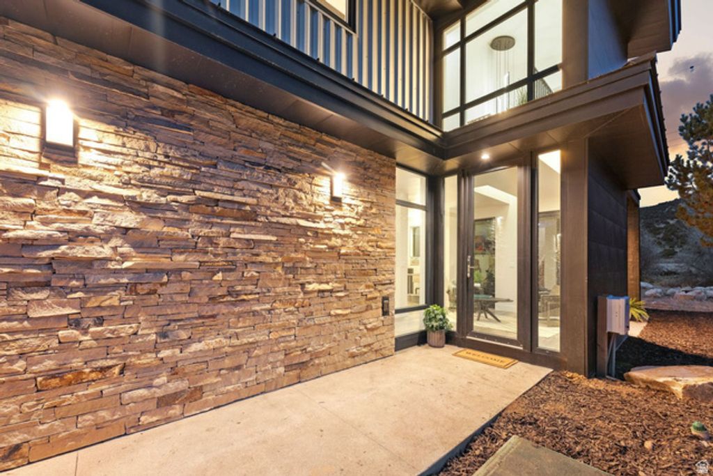 Image 8 of property listing at 2650 S LAKESIDE DR, Wanship, UT 84017