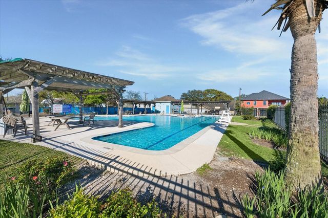 807 N Shore Drive, Kemah, TX 77565