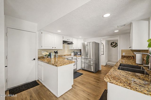 2334 E GELDING Drive, Phoenix, AZ 85022