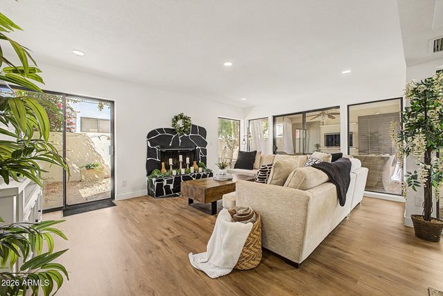 2334 E GELDING Drive, Phoenix, AZ 85022