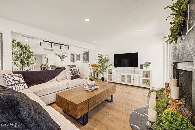 2334 E GELDING Drive, Phoenix, AZ 85022
