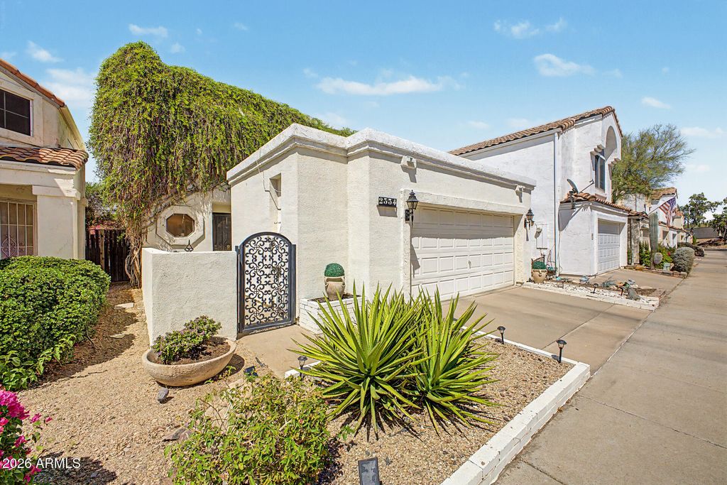 2334 E GELDING Drive, Phoenix, AZ 85022