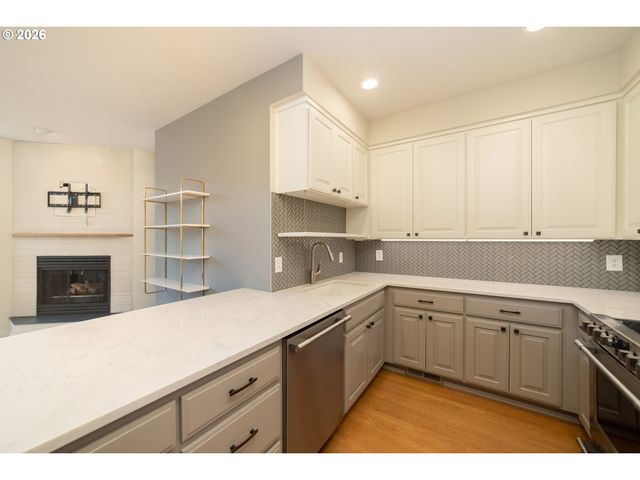 242 S SWEENEY St, Portland, OR 97239