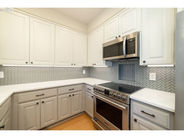 242 S SWEENEY St, Portland, OR 97239